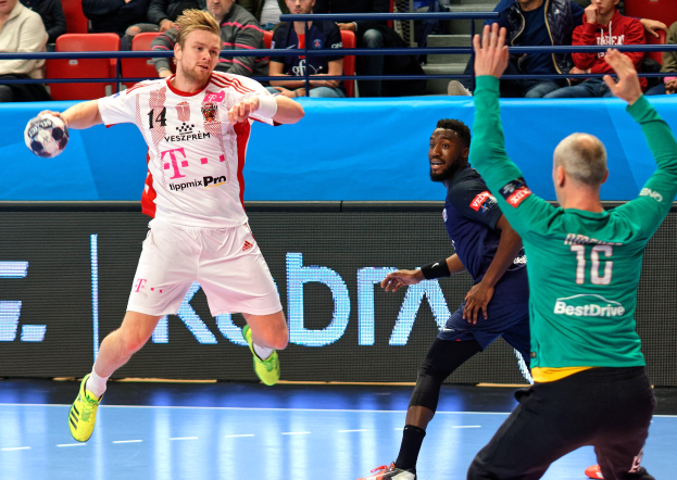 Mannschaft spielt Handball auf einem Court während des Futsal-Weltmeisterschaftsspiels 2019 zwischen Bayern München und Paris Saint-Germain, mit Zuschauern im Hintergrund.