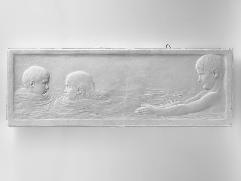 Schwarzes und weißes Foto von drei Kindern, die im Wasser schwimmen, mit einer Wand im Hintergrund.