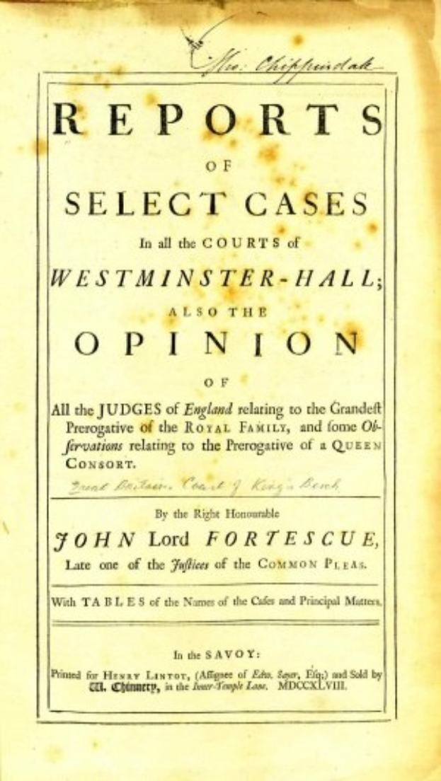 Titelblatt eines alten Buches mit dem Titel "Berichte über ausgew├Ąhlte F├Ąlle vor den Gerichten von Westminster-Hall sowie die Meinung von John Lord Fortescue" mit einer offenen Seite, die schwarzen Text zeigt.