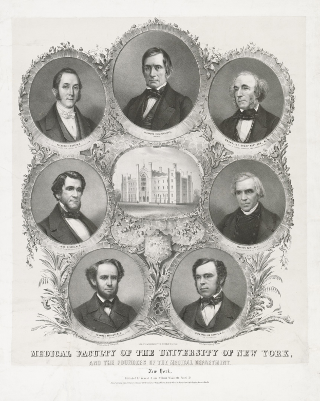 Schwarz-weißes Foto von formell gekleideten Männern, die vor einem Gebäude stehen, mit Text unten: "Medizinische Fakultät der Universität New York und die Gründer des Medizinischen Departments".