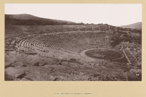Ein altes Schwarz-Weiß-Foto eines Amphitheaters mit einer natürlichen Landschaft im Hintergrund und Text unten.