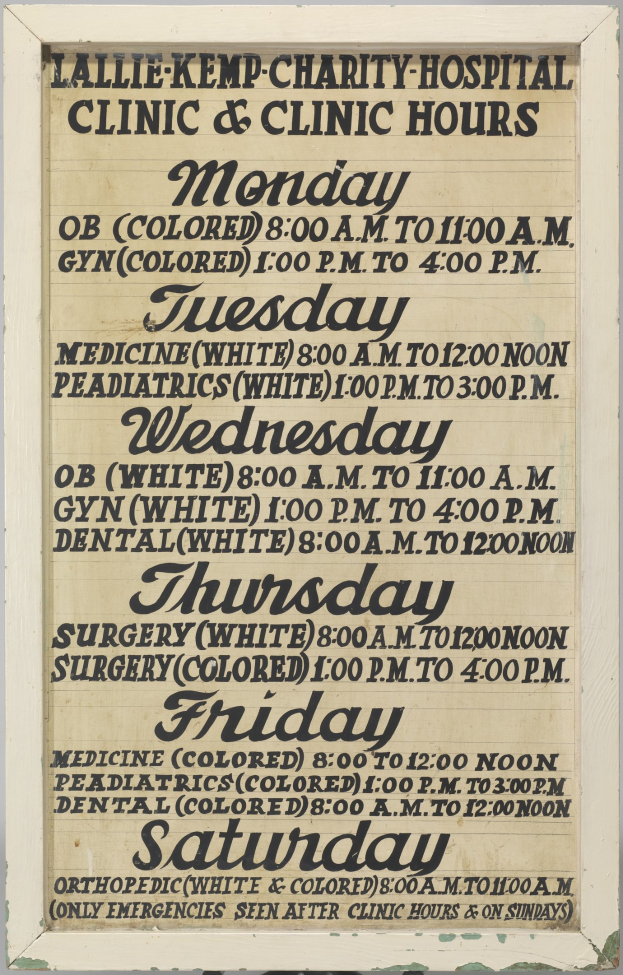 Plakat mit dem Text "Lallie Kemp Charity Hospital Clinic & Clinic Hours", das Klinikdienste und Öffnungszeiten bewirbt.