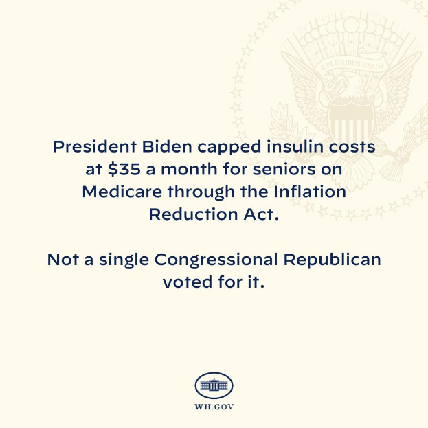 Ein Plakat mit Logo und Text, auf dem steht: 'Präsident Biden beschränkte die Insulin-Kosten auf 35 Dollar pro Monat für Senioren mit Medicare durch das Inflation Reduction Act'.