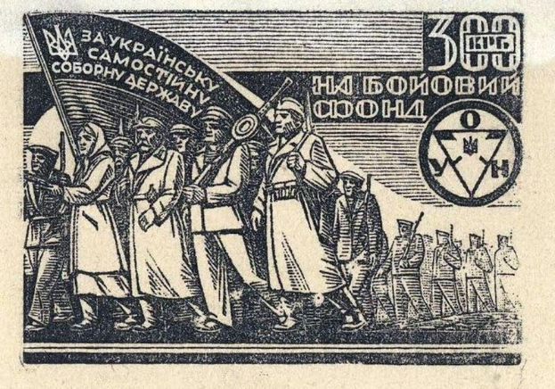 Gruppe von Menschen in traditioneller russischer Kleidung, die eine Straße entlanggehen, jeder hält eine Flagge der Sowjetunion in der Hand, mit einer Gedenk-UdSSR-Marke auf dem Boden sichtbar.