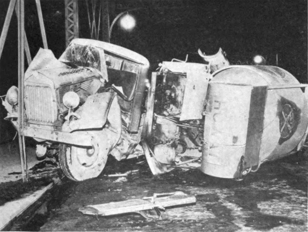 Schwarß-weißes Foto eines umgestürzten Autos am Straßenrand mit Metallstangen und einem Laternenpfahl im Hintergrund, beschriftet mit "1930er Jahre Autounfall" unten.